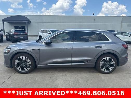 2022 Audi e-tron Premium Plus