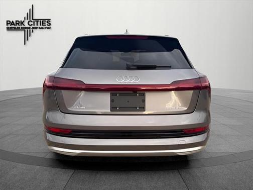 2022 Audi e-tron Premium Plus