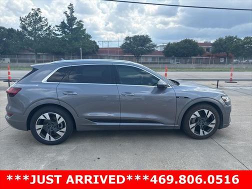 2022 Audi e-tron Premium Plus