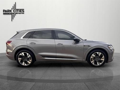 2022 Audi e-tron Premium Plus