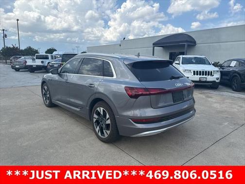 2022 Audi e-tron Premium Plus