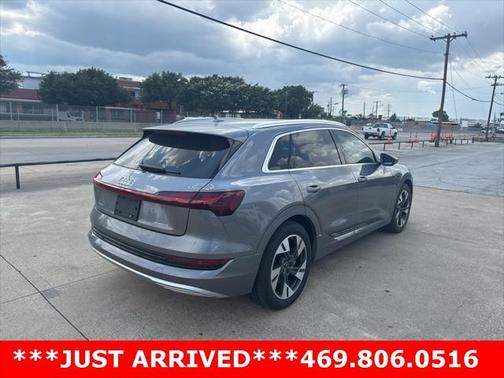 2022 Audi e-tron Premium Plus