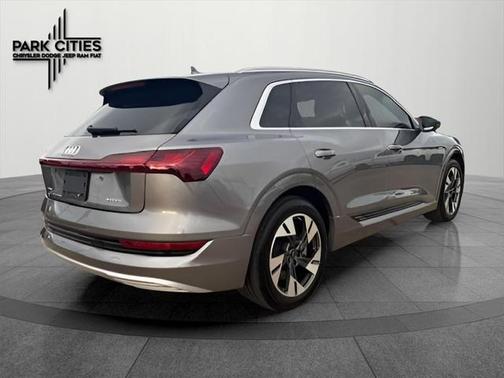 2022 Audi e-tron Premium Plus