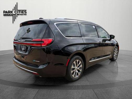 2025 Chrysler Pacifica L