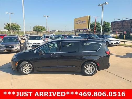 2022 Chrysler Voyager LX