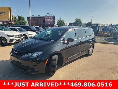 2022 Chrysler Voyager LX