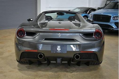 Grigio Silverstone Metallic 2018 Ferrari 488 Spider Base
