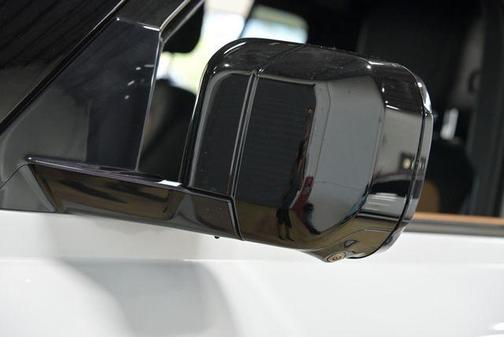 Yulong White 2023 Land Rover Defender X-DYNAMIC SE