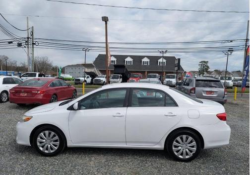Super White 2013 Toyota Corolla LE