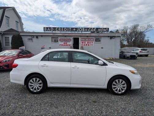 Super White 2013 Toyota Corolla LE
