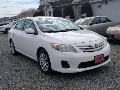 Super White 2013 Toyota Corolla LE