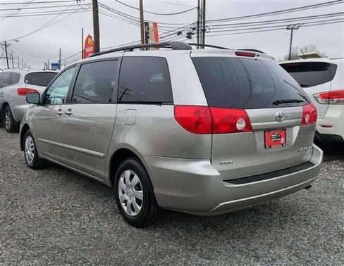 Tan 2006 Toyota Sienna LE