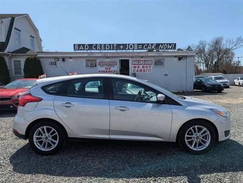 Ingot Silver Metallic 2017 Ford Focus SE