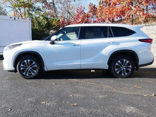 Wind Chill Pearl 2022 Toyota Highlander XLE