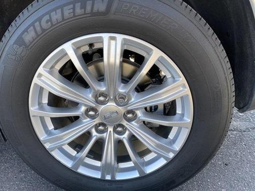 Photo 5 of 10 of 2017 Cadillac XT5 Base
