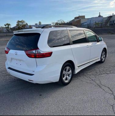 Super White 2020 Toyota Sienna LE