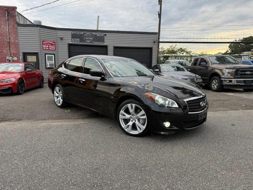 Black 2014 INFINITI Q70 3.7X
