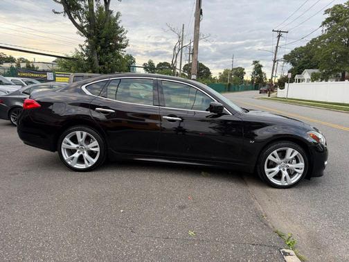 Black 2014 INFINITI Q70 3.7X
