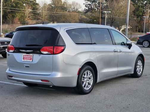 2023 Chrysler Voyager LX