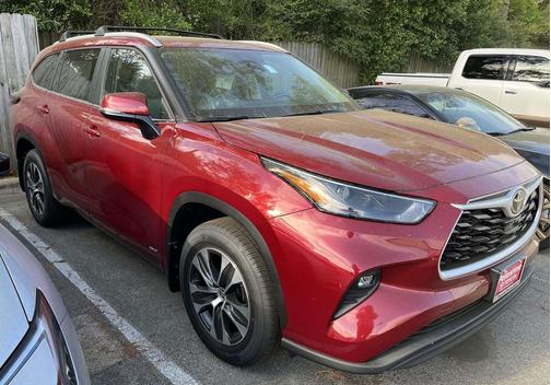 Ruby Flare Pearl 2026 Toyota Highlander Hybrid XLE