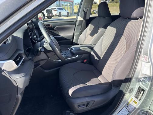 Celestial Silver Metallic 2024 Toyota Highlander LE