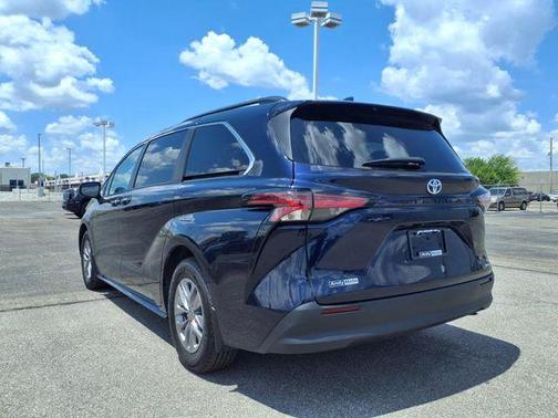 2022 Toyota Sienna XLE 8 Passenger