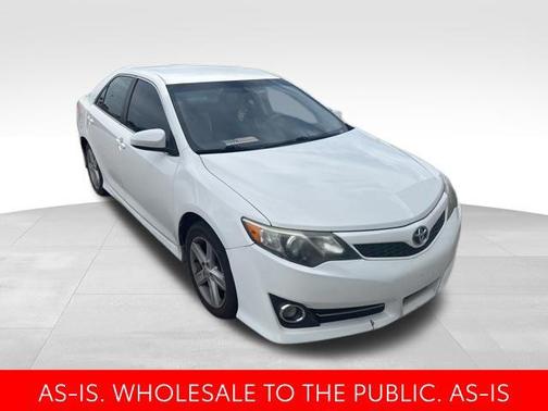 Super White 2014 Toyota Camry SE