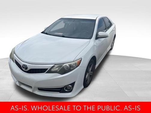 Super White 2014 Toyota Camry SE
