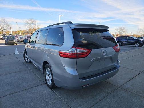 2017 Toyota Sienna LE
