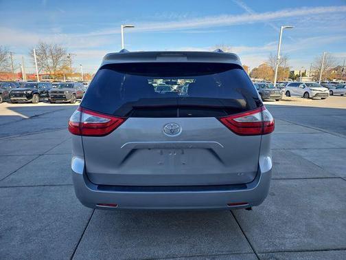 2017 Toyota Sienna LE