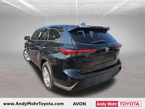 Midnight Black Metallic 2022 Toyota Highlander LE