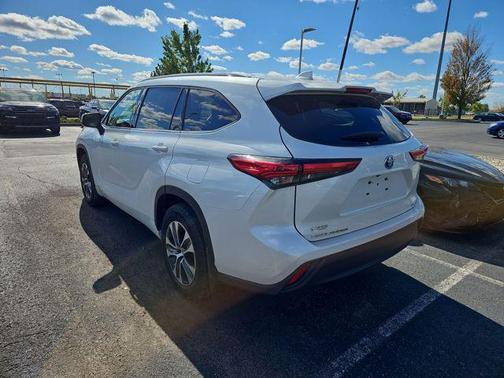 2022 Toyota Highlander Hybrid XLE