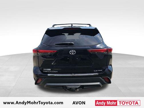 Midnight Black Metallic 2022 Toyota Highlander XLE