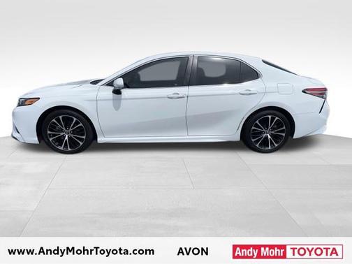 Super White 2018 Toyota Camry SE