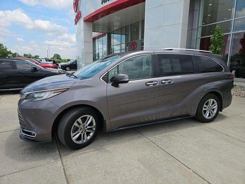 2022 Toyota Sienna Limited 7-Passenger