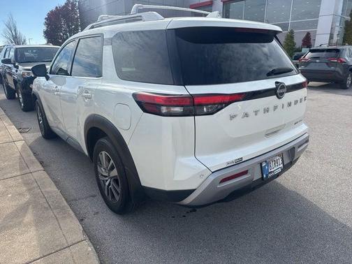 2023 Nissan Pathfinder SL
