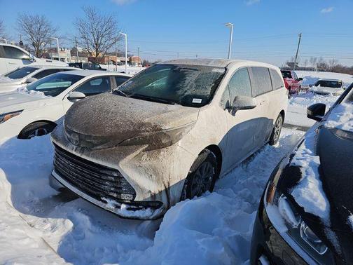 2024 Toyota Sienna LE