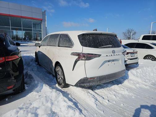 2024 Toyota Sienna LE