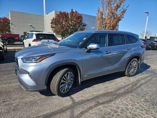 2022 Toyota Highlander Hybrid Platinum