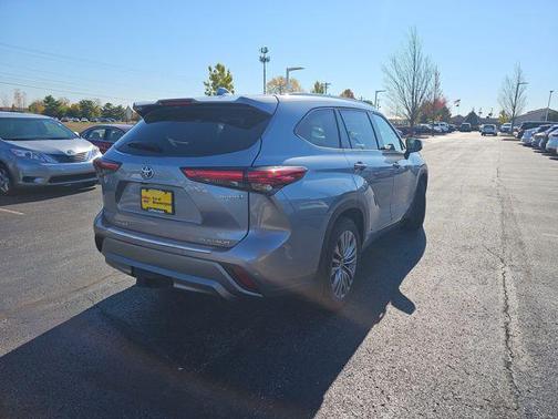 2022 Toyota Highlander Hybrid Platinum
