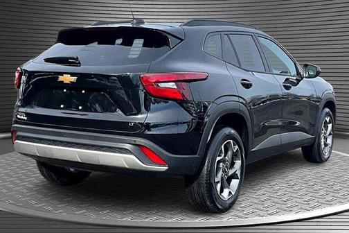 Mosaic Black Metallic 2025 Chevrolet Trax LT
