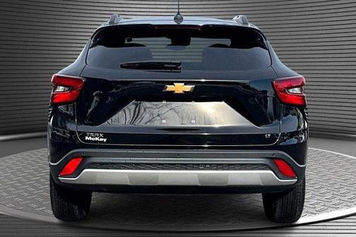 Mosaic Black Metallic 2025 Chevrolet Trax LT