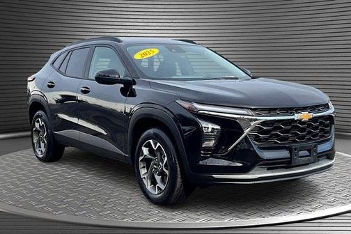 Mosaic Black Metallic 2025 Chevrolet Trax LT