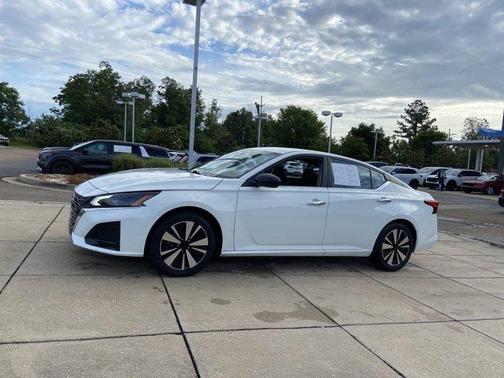 Glacier White 2025 Nissan Altima SV