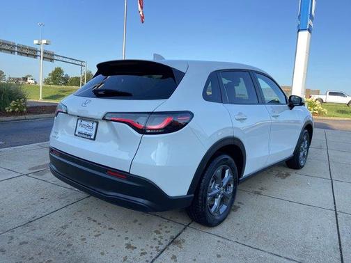 Platinum White Pearl 2026 Honda HR-V LX