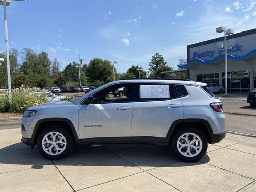Silver Zynith 2024 Jeep Compass Latitude