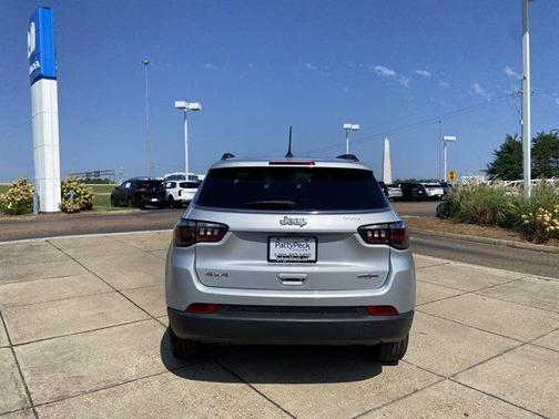Silver Zynith 2024 Jeep Compass Latitude