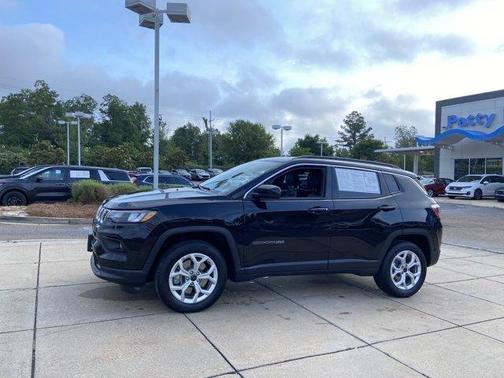 Diamond Black 2025 Jeep Compass Latitude