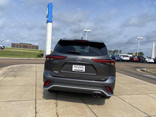 Magnetic Gray Metallic 2021 Toyota Highlander XSE