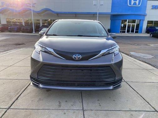 2023 Toyota Sienna LE